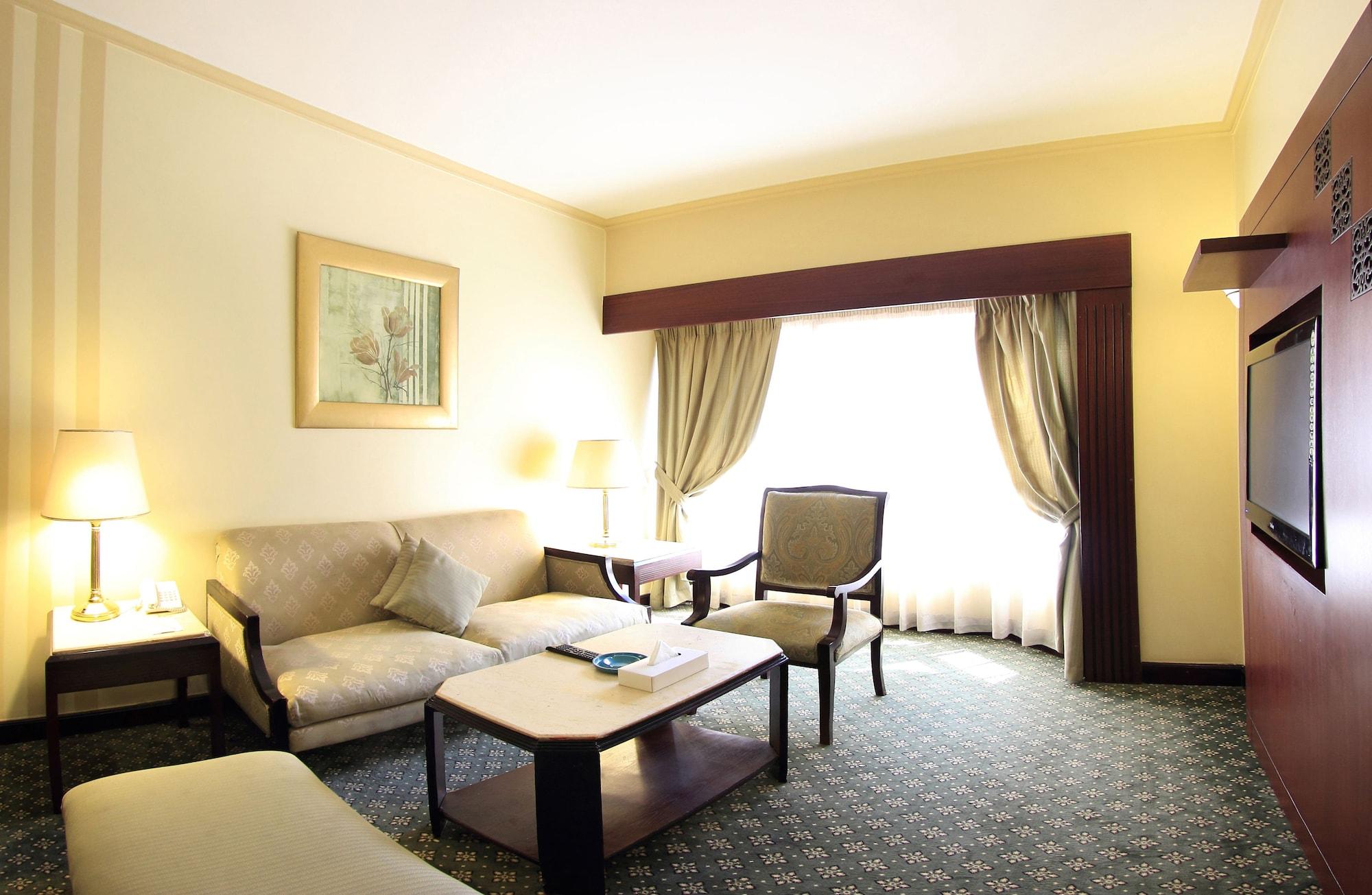 Pyramisa Suites Hotel Cairo Giza Екстериор снимка A room at the hotel