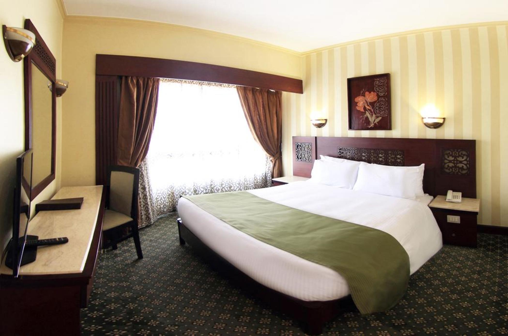 Pyramisa Suites Hotel Cairo Giza Екстериор снимка A room at the hotel